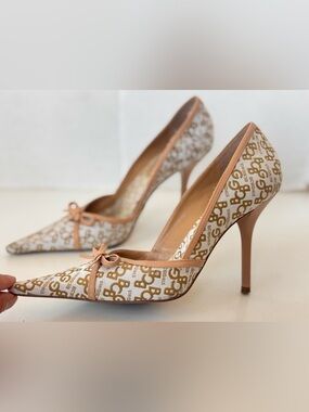 Y2K BCBG girls Fabric Logo Tan White Pointed Toe Pumps Bow Stiletto Heels 5B
